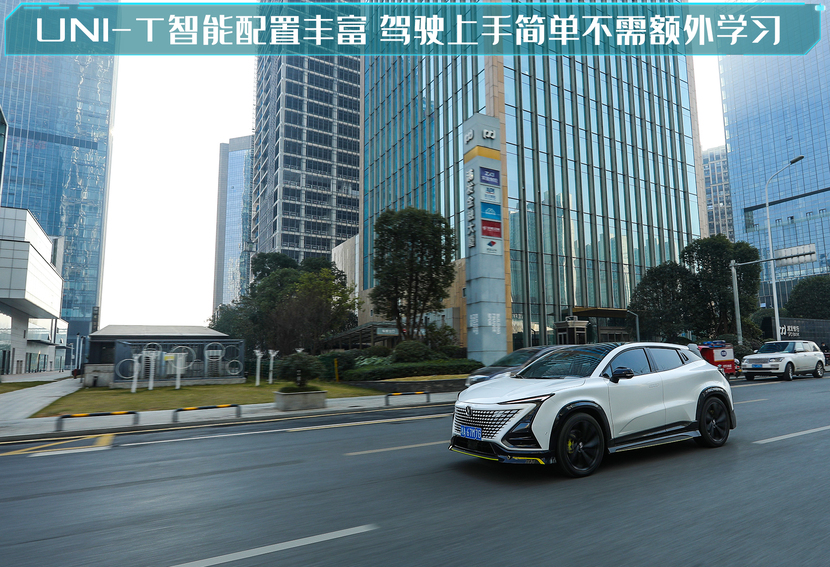 Bsport体育：试驾2022款长安UNI-T有颜值有实力操控还不输轿跑？(图9)