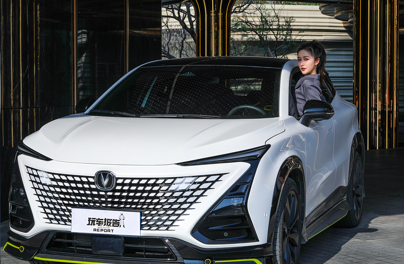 Bsport体育：试驾2022款长安UNI-T有颜值有实力操控还不输轿跑？(图13)