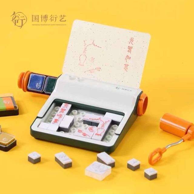Bsport体育入口：凤冠出“蓝包”啦国博上新40余款“文化年货”(图5)