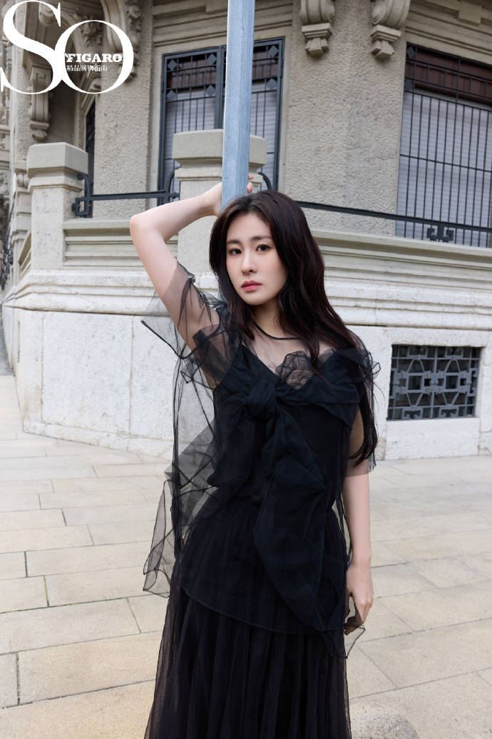 张碧晨再登杂志封面身姿曼妙惹人羡笑容甜美超治愈(图5)