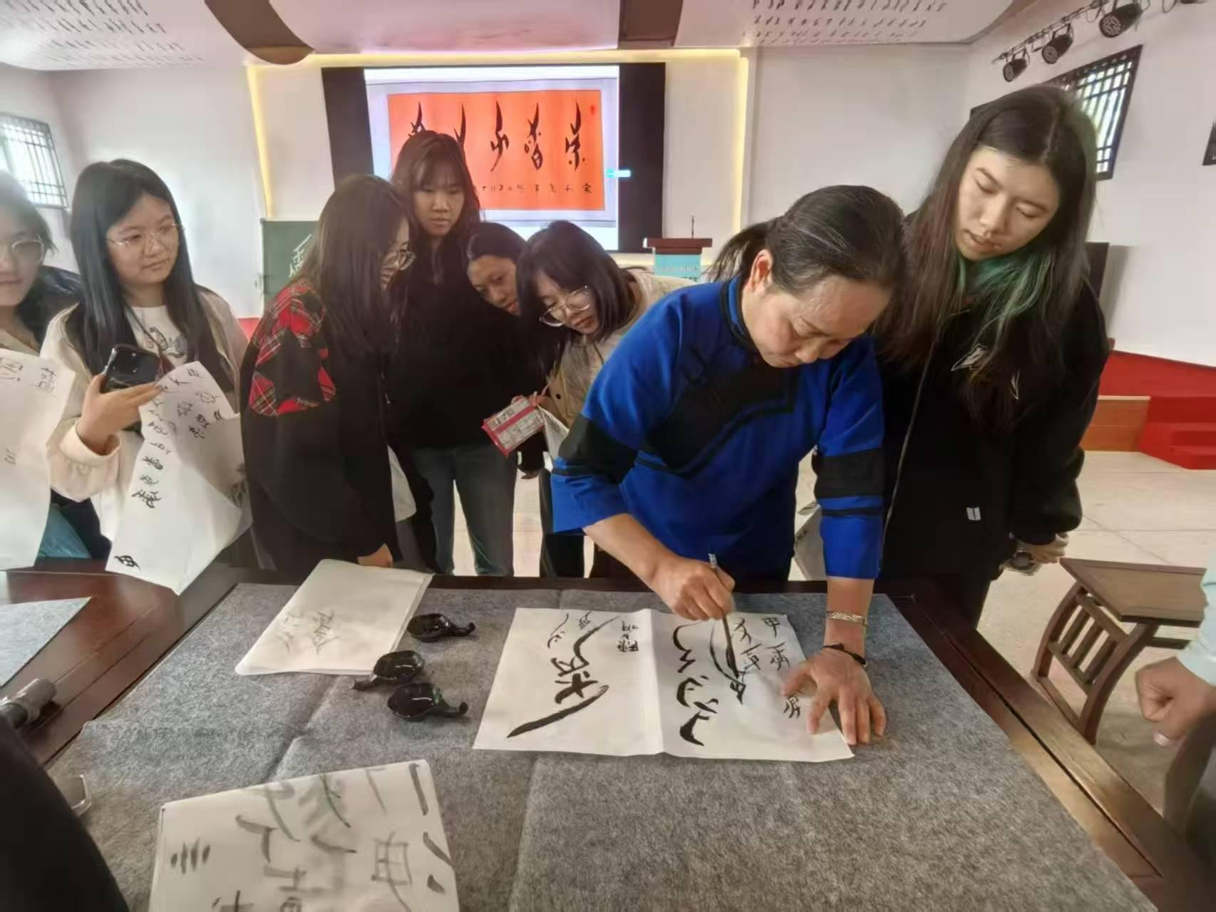 探索传统文化与现代设计创意融合华商学子探访江永瑶寨(图1)